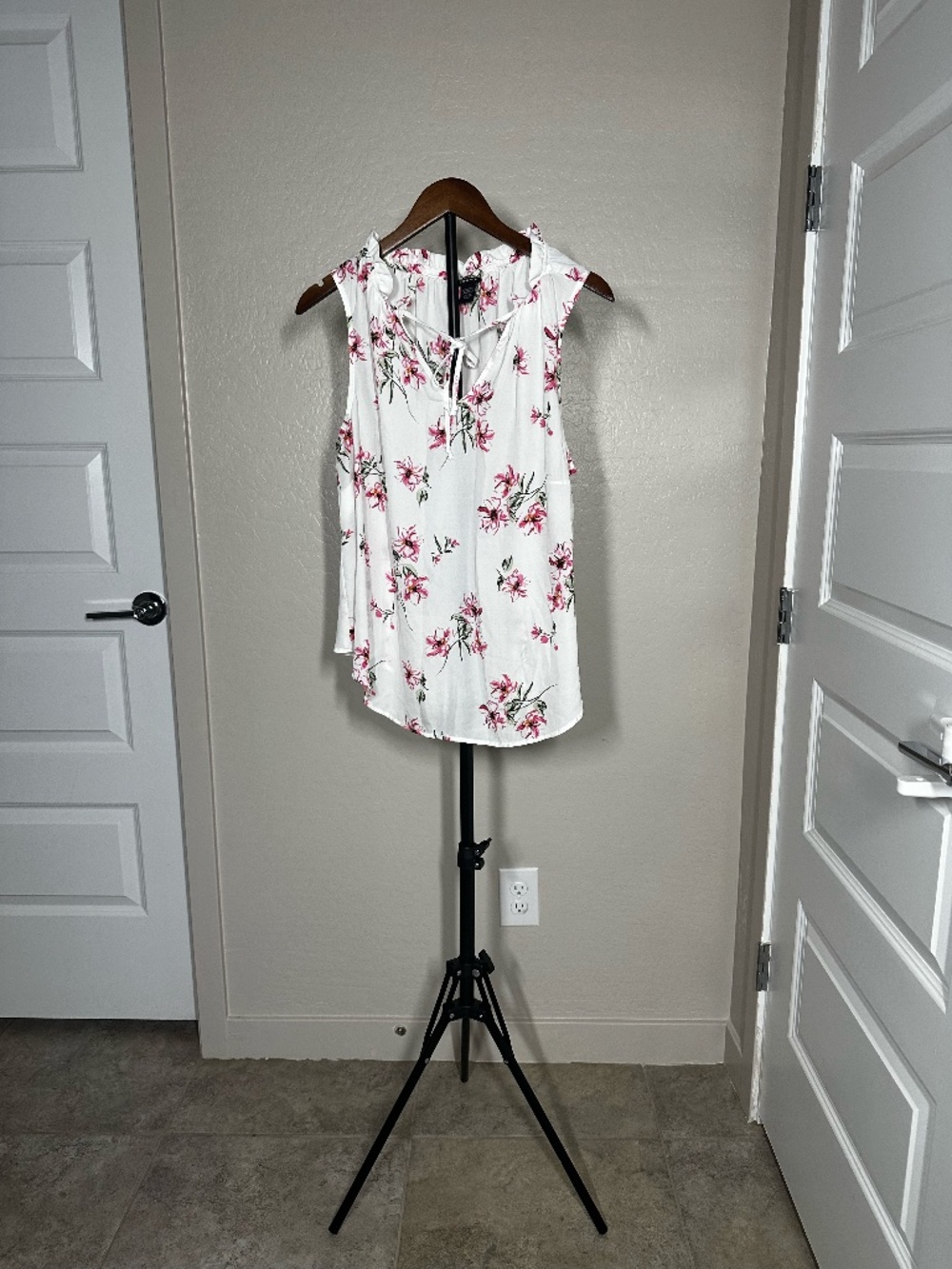 Torrid White & Pink Floral Ruffle Neck Blouse Size 1 (14/16)